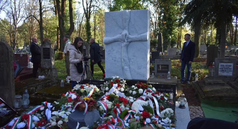 Mede Géza: Fejhajtás Duray Miklós síremléke előtt Losoncon