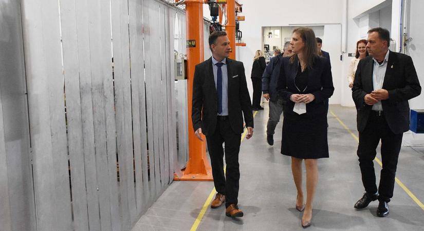 Kedvező tapasztalatokat szerzett az államtitkár Jászberényben – galériával