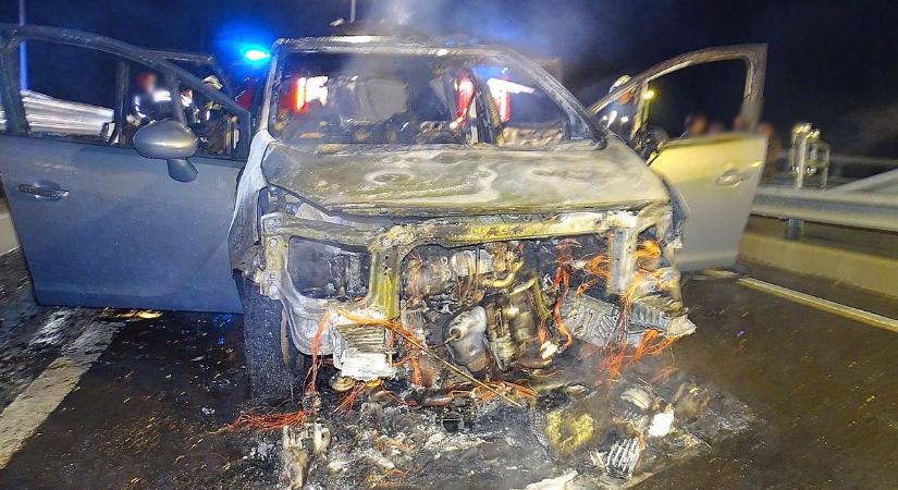 Brutális látvány, hatalmas lángokkal égett egy autó – videóval, galériával