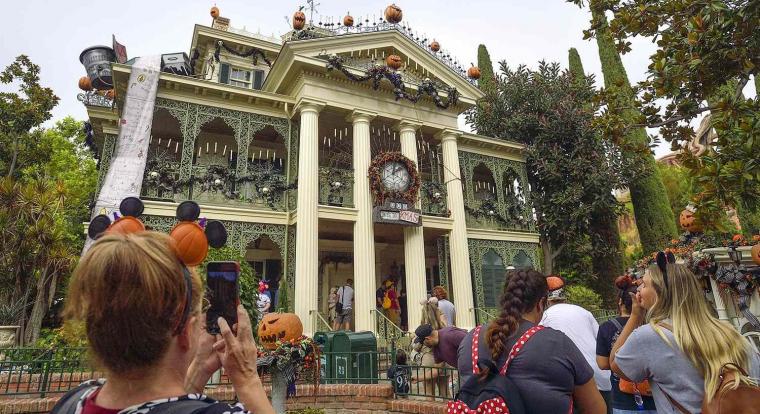 Elhunyt egy amerikai nő, miután rosszul lett a Disneyland kísértetkastélyában