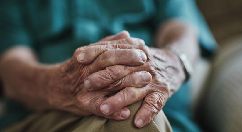 Óriási felháborodást keltett egy idősek otthona – kihívó tánccal ösztönözték a gyógyszerszedést