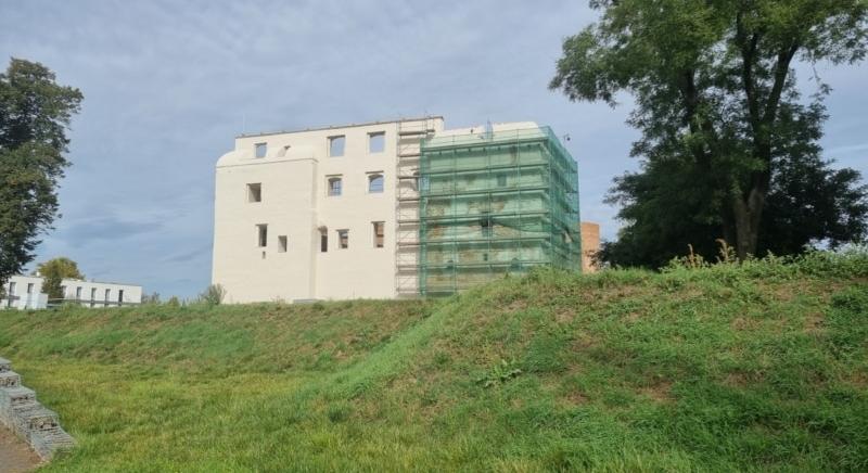 Csoda lesz, ha kész lesz – a haveri vállalkozó is csúszik a kisvárdai várral, de őket mégsem rúgták ki