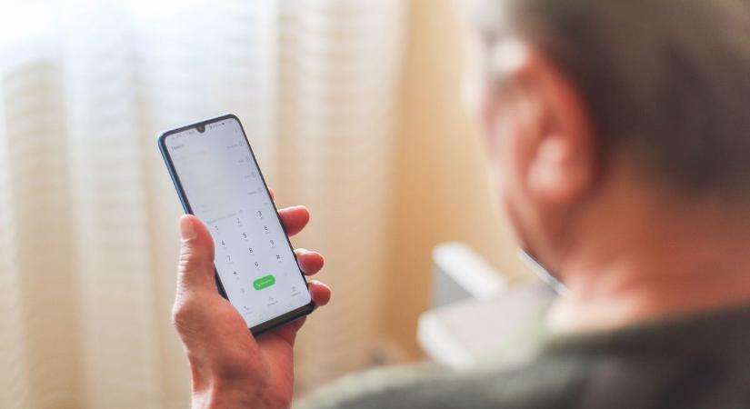 Akár ismerős számot is használhatnak a kínai nyelvű telefonhívásokhoz