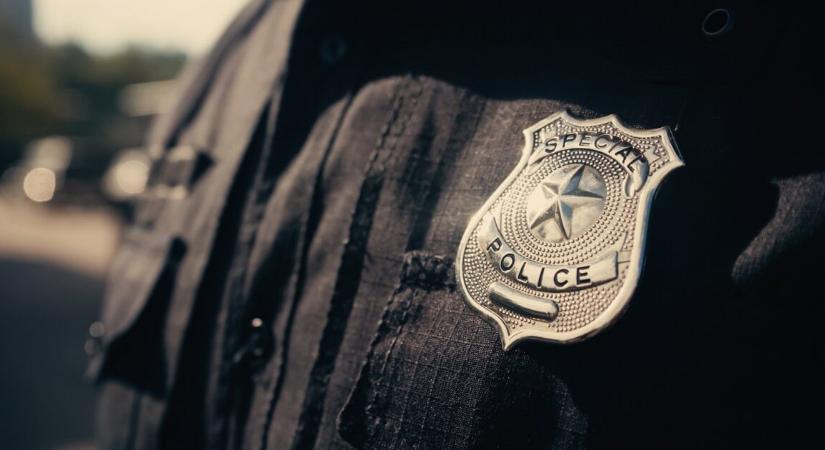 Tragikus sors – tiszteletbeli rendőr lett egy 12 éves fiú, mielőtt lekapcsolták a lélegeztetőgépről