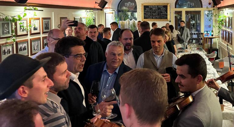 Orbán Viktor dalra fakadt, egy pohár vörösborral ünnepelte Krasznahorkai Lászlót