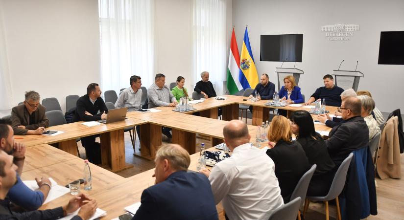 Asztalon a debreceni hajléktalanok ügye