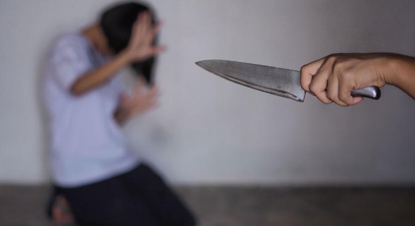 Bicskával támadt a kolléganőjére a munkahelyi öltözőben