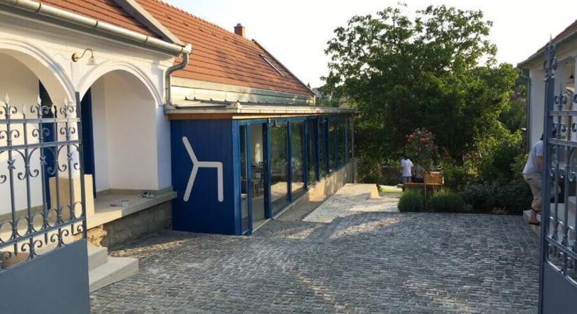 Nem hiszed el, milyen vendégek parkoltak be egy noszvaji étteremhez!