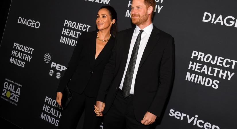 Különleges díjat kapott Harry herceg és Meghan Markle, vastapssal ünnepelték őket