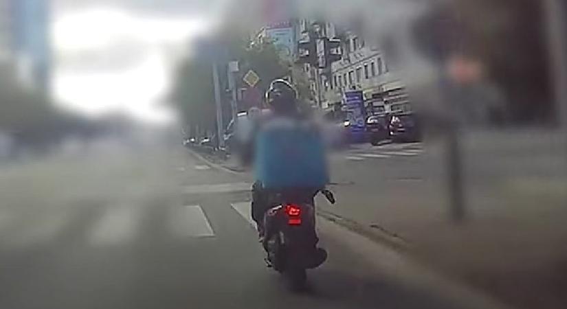 Videón, ahogy elhagyja a Wolt-os táskáját és meglép a rendőrök elől egy motoros futár