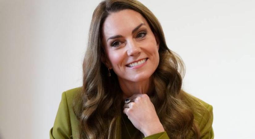 Katalin hercegné talpig zöld szerelésben cukiskodott a gyerekekkel: imádni való fotók készültek róla