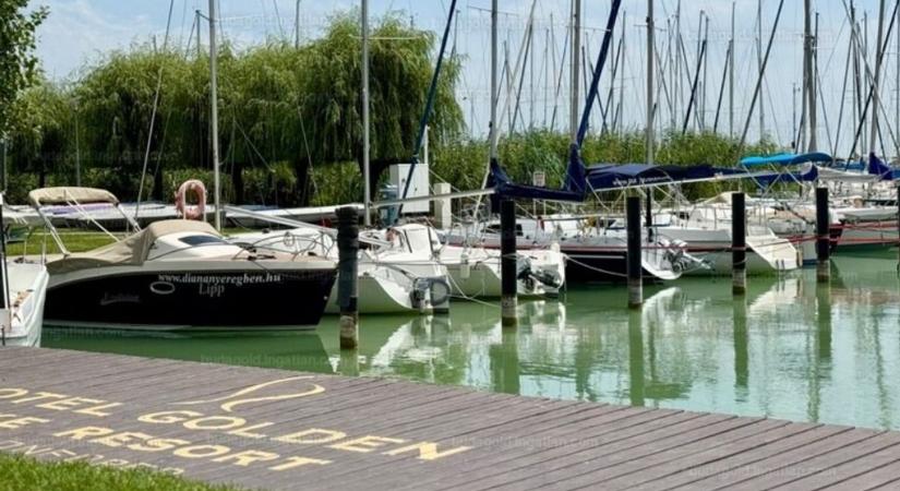 Ez az exkluzív egyszobás luxuslakás Balatonfüred szívében, a kikötő mellett új tulajdonosát keresi