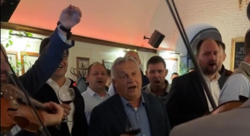 Nem megyünk mi innen el – húzatta a nótázó Orbán Viktor a cigánnyal Kolozsváron