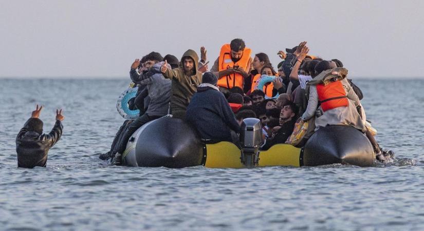 Tízezerből huszonhat kitoloncolás: hatalmas kudarc a brit Munkáspárt migrációs politikája