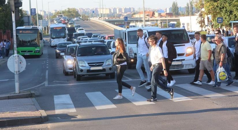 Felvonulás miatt nehezen közlekedhetünk Pécs forgalmas részén