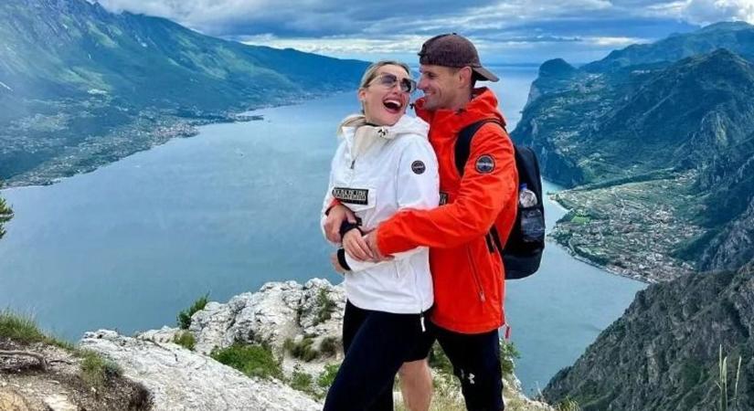 40 évet várt a szerelemre az Ázsia Expressz sztárja, felesége bármikor életet adhat kisfiuknak