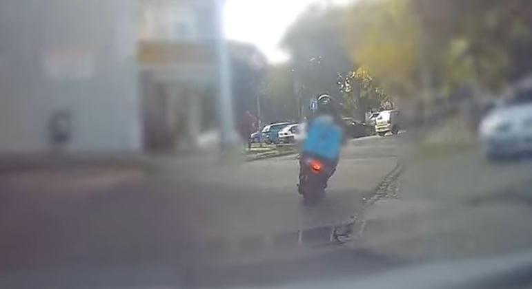 Ételfutár menekült a rendőrök elől, még a szállítmányát is elhagyta – videó
