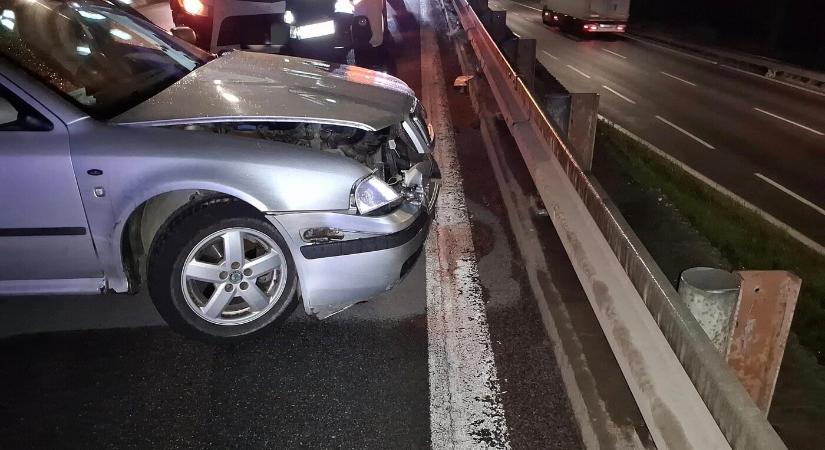 Több sérültje van egy kamion és egy személyautó esti balesetének