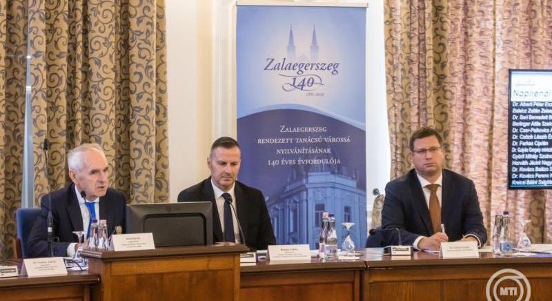 Gulyás Gergely: a kormány partnerként tekint a megyei jogú városokra és a polgármesterekre