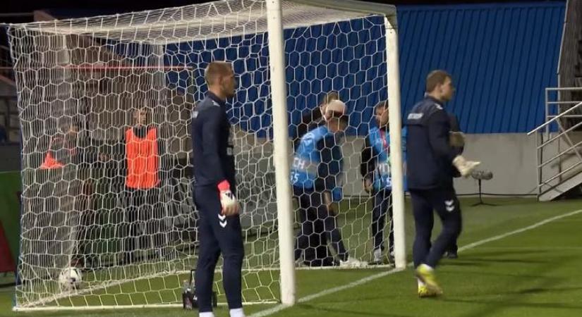 A vb-selejtező előtti bemelegítés közben derült ki, hogy 4 centivel magasabb a zalaegerszegi focistadion egyik kapuja