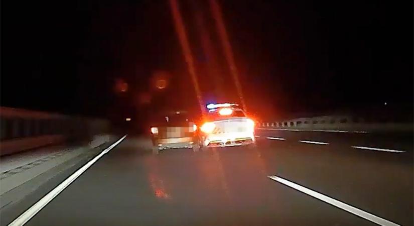 Rendőrautónak ütközve menekült az M5-ösön – videón a veszélyes üldözés
