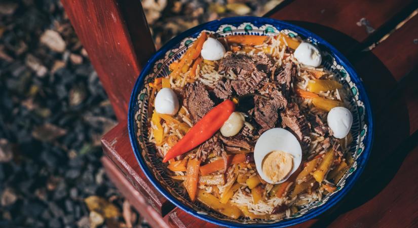 Közép-ázsiai piknikkoncepció, plovdélután, türk tudatú fogások együttműködése