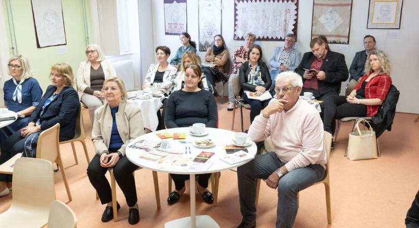 Időutazás korokba, s mit keresnek majd a korabeli tárgyakkal megpakolt bőröndök az iskolákban? (galéria, videó)
