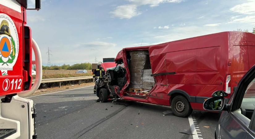 Óriási baleset az M3-as hevesi szakaszán! Egy ember a roncsba szorult, rohantak a mentők is – fotókkal