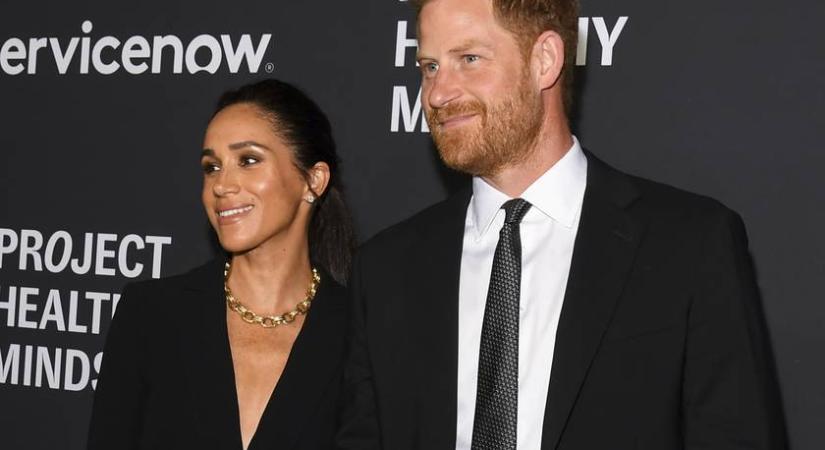 Meghan hercegné melltartó nélkül gálázott Harry oldalán: a kosztüm alá még egy felsőt sem vett fel