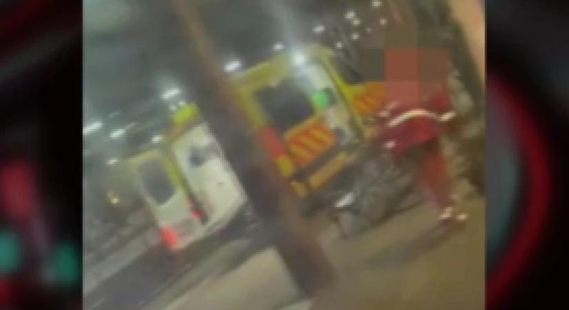 Videón, ahogy egy mentős fejbe rúg egy hordágyon fekvő, megbilincselt férfit a vasútállomáson