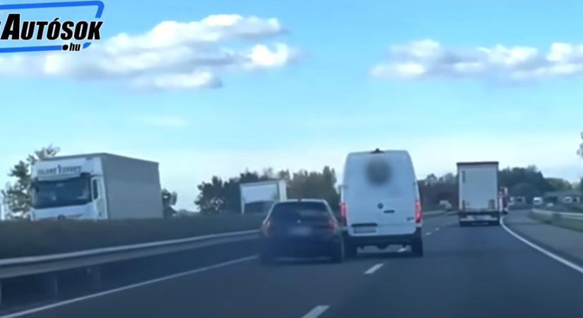 Durva videón egy fehér furgonos ámokfutása az M1-esen!