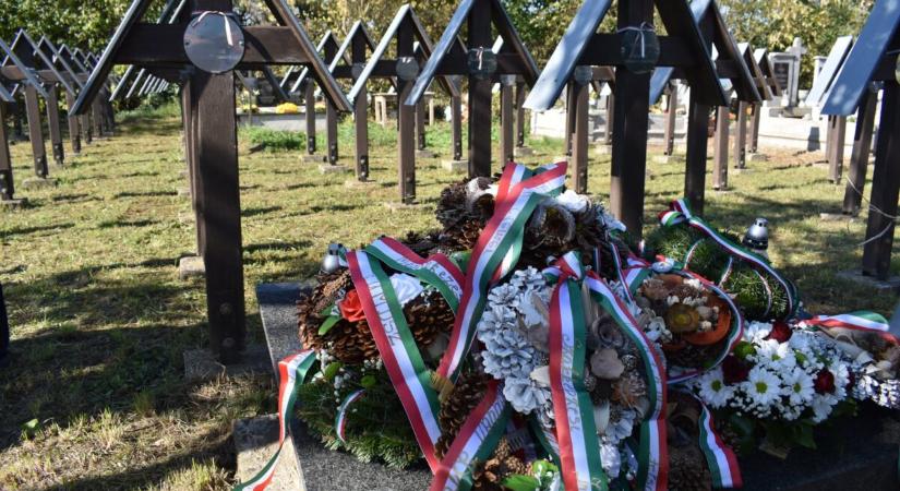 Az 1944-es beregszászi bombázás áldozataira emlékeztek Beregszászban