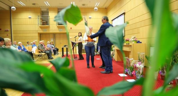 Ültetnek és gondoznak, Virágosító munkájuk révén szépül a város (galériával)