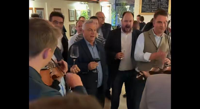 Orbán Viktor italozva mulatozott, de legalább más szöveggel énekelte a kedvenc dalát