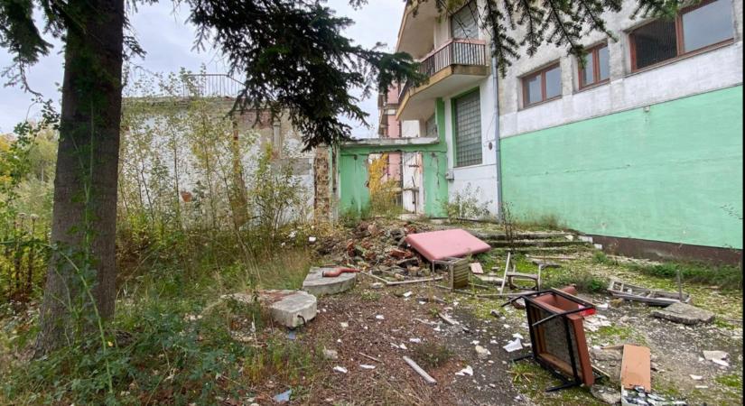 Döbbenetes fotókon: így rohad szét a balatoni gyermektábor, ahol vidékiek százai nyaraltak