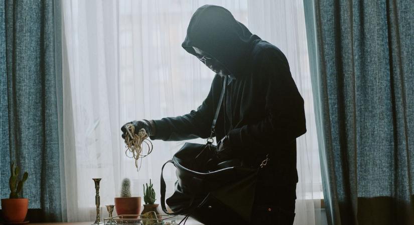 Kifigyelte, hova rejti a tulaj a kulcsot, azzal jutott be a mosdósi házba