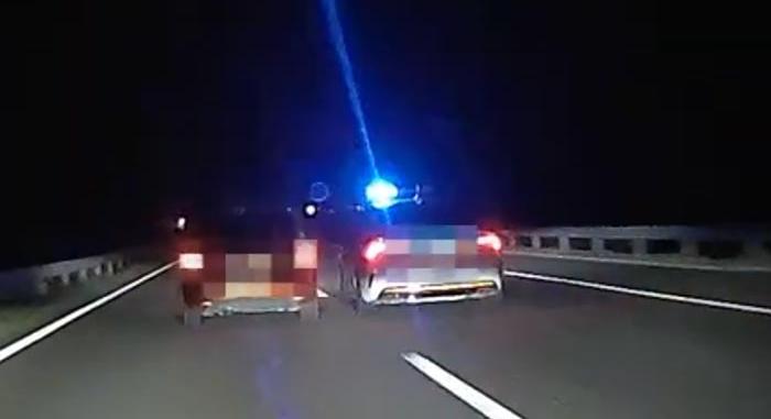 Videón, ahogy rendőrautónak ütközve menekült egy tolvaj az M5-ösön