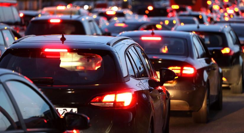 Hatalmas dugók jöhetnek Kecskemét környékén, éjszakára lezárják a pályát