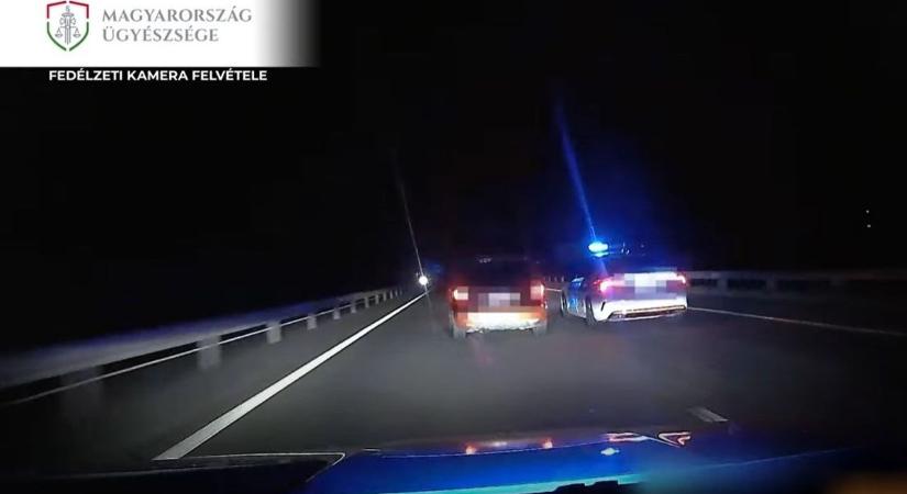 Videón az autópályás üldözés: rendőrautókat tarolt le a menekülő férfi az M5-ösön