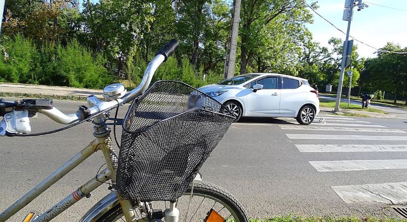 Kijelölt gyalogos-átkelőhelyen ütötték el a kerékpárost Hódmezővásárhelyen – galériával