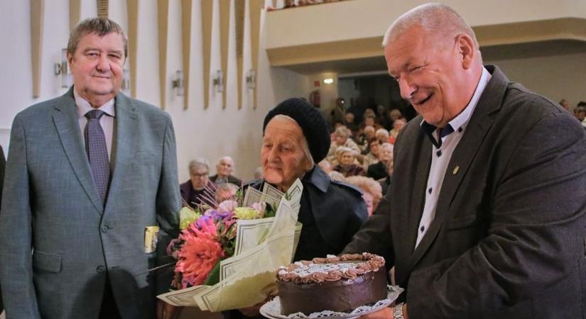 A szépkorúakat éltették Mezőkövesden