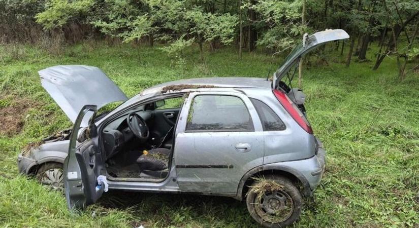 Árokba csapódott egy autó Vasegerszeg és Vámoscsalád között - fotók