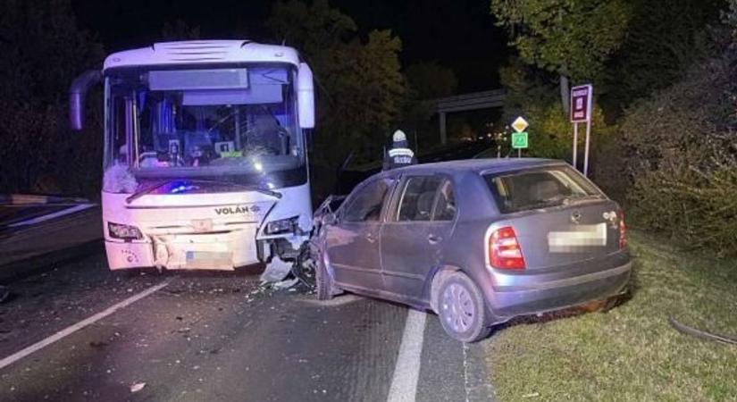 Fotókon a brutális siófoki baleset, ahol busz ütközött autóval