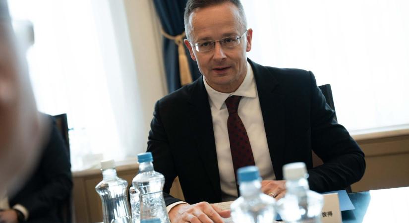 Szijjártó Péter: Nem válogatunk, a magyar érdek az első
