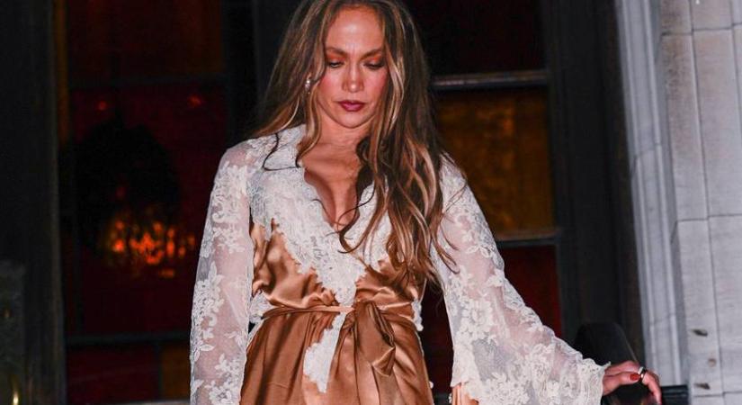 Jennifer Lopez is rákattant erre a nőies trendre: sikkes kombinéruhák az utcai öltözékben
