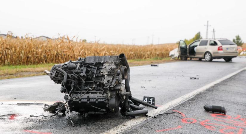 Frontális ütközés történt a 3-ason - Még a motor is kiszakadt és az úton landolt