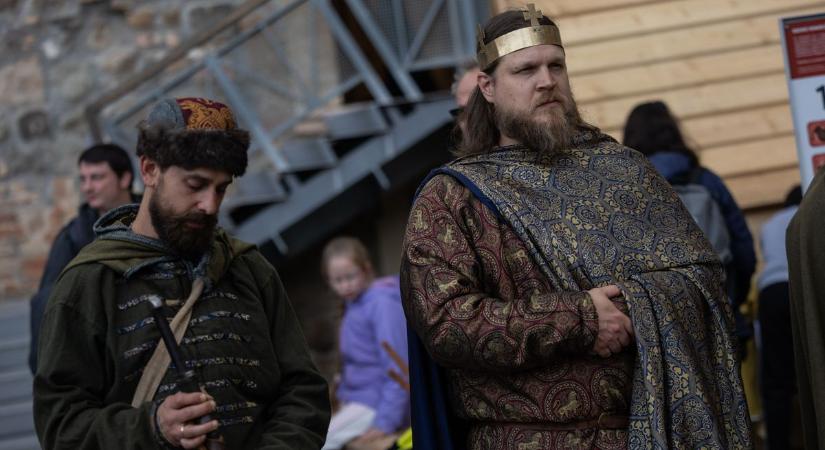 Esztergomi várban vacsorázott a király - időt utaztunk a várkaput átlépve