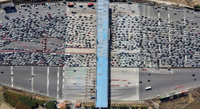 A 36 megnyitott sáv ellenére is gigadugót okoztak az ünnepi szezon utolsó napján a hazatérők Kínában