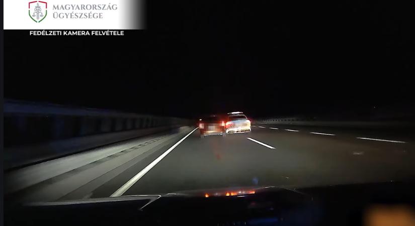 Rendőrautónak ütközve menekült egy férfi az M5-ös autópályán