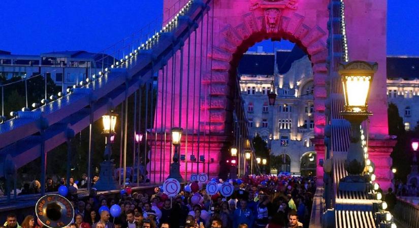 Rózsaszínbe borul a Lánchíd szombaton, mellrák elleni sétát rendeznek Budapest egyik legismertebb hídján